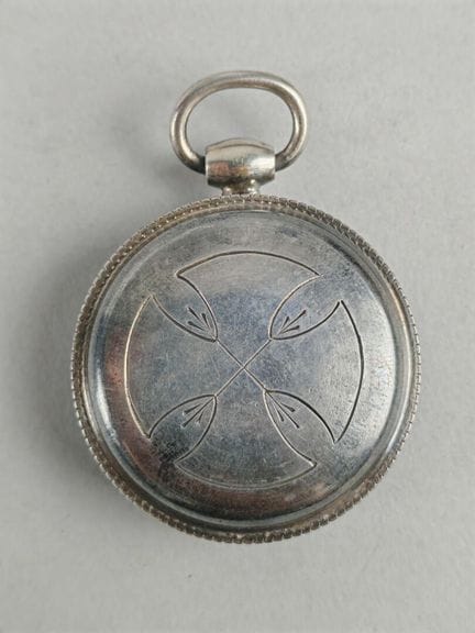 CUSTODE en argent gravée d'une croix, intérieur en