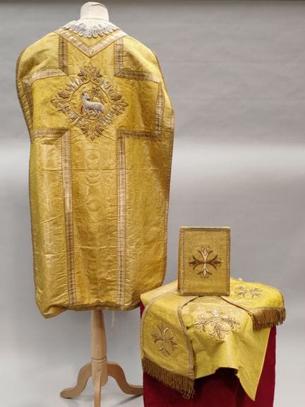 ORNAMENT aus Goldbrokat, das mit Gold bestickte Or