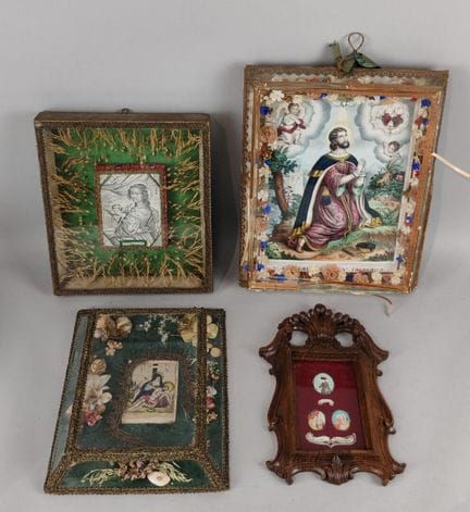 Lote de 4 piezas enmarcadas de devoción y relicari