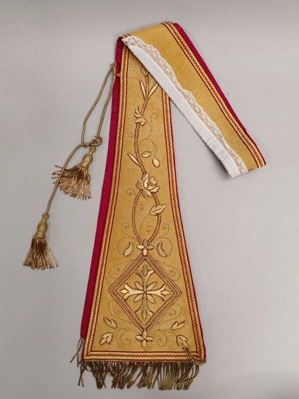 ESTOLA PASTORAL de paño dorado con motivos bordado