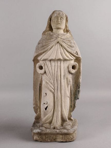 Santa. Scultura in pietra calcarea. Altezza: 38 cm