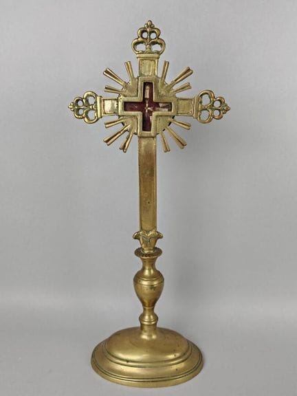 CRUZ ESTAUROTECA de bronce pulido que descansa sob