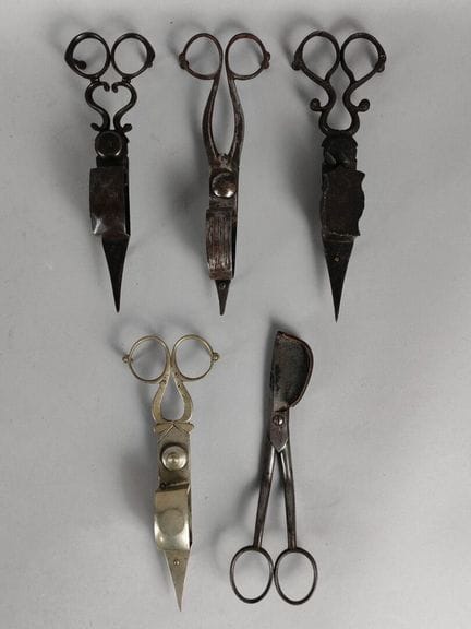 Fünfteiliges Set „MOUCHETTES“. Im Ist-Zustand.