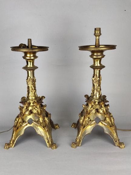 Ein Paar Kerzenleuchter aus vergoldeter Bronze im 