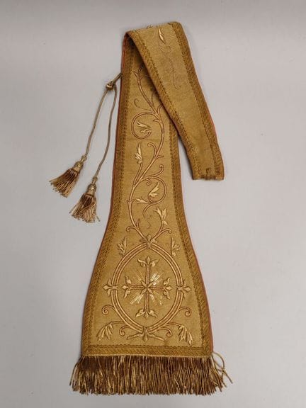 ESTOLA PASTORAL de paño dorado con motivos bordado