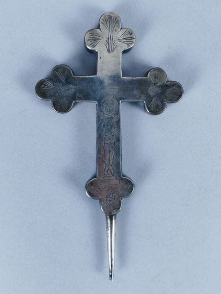 CROIX RELIQUAIRE en argent à décor gravé de Saint 