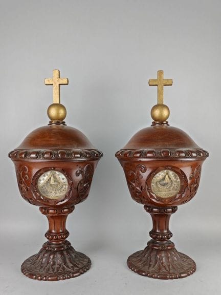 Pareja de URNAS RELICARIAS de caoba de estilo clás