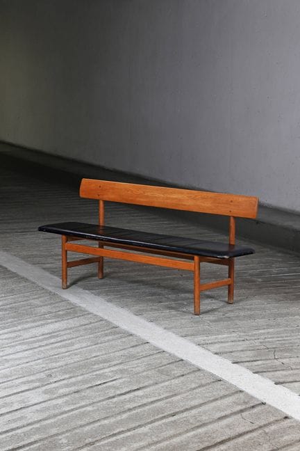 BØRGE MOGENSEN (1914-1972)
Banc à assise en cuir n