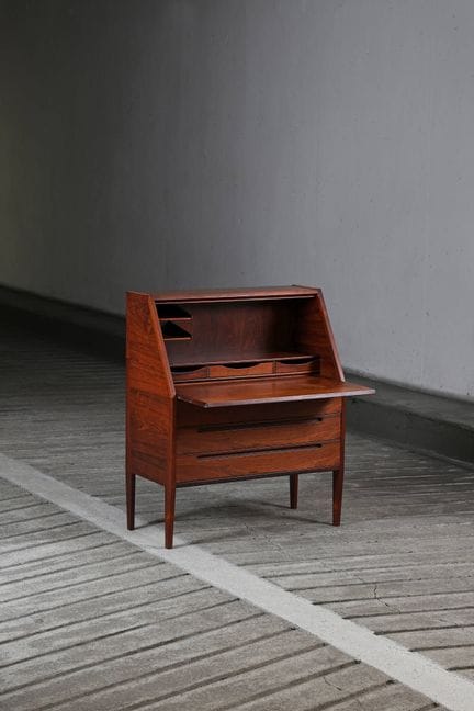 凯·克里斯蒂安森（1929-2022）
这是一款紫檀木书桌，正面设有三个抽屉，上方配有翻盖，打开后可