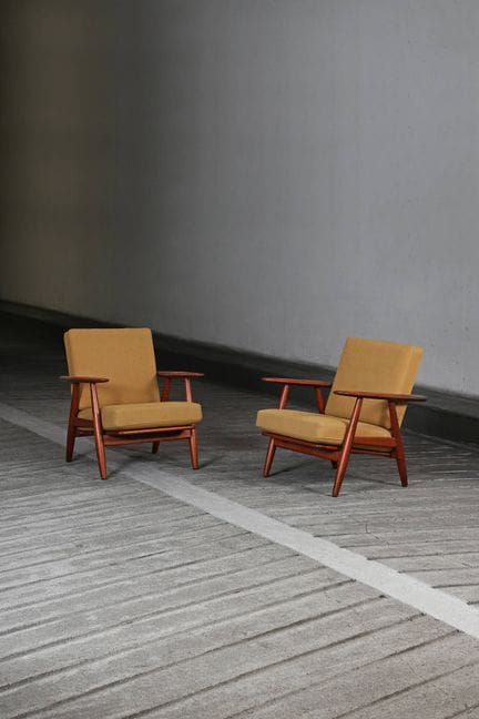 HANS WEGNER (1914-2007)
Par de sillones de teca co