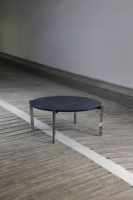 Mesa de centro redonda con tablero de pizarra y ba