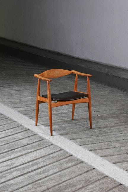 HANS WEGNER (1914-2007)
Sillón con asiento de cuer