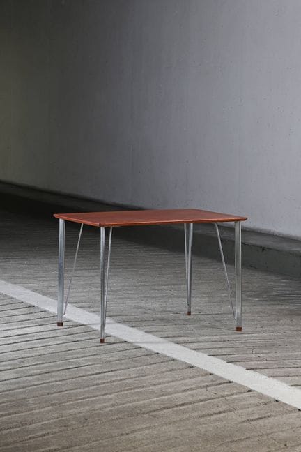 ARNE JACOBSEN (1902-1971)
Mesita auxiliar con tabl