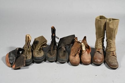 FRANCE. ETRANGER. Une paire de rangers avec ses gu