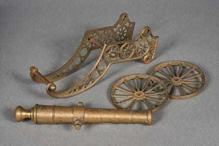 Petit canon en laiton.
Long : 43 cm Fût : 28 cm 
D