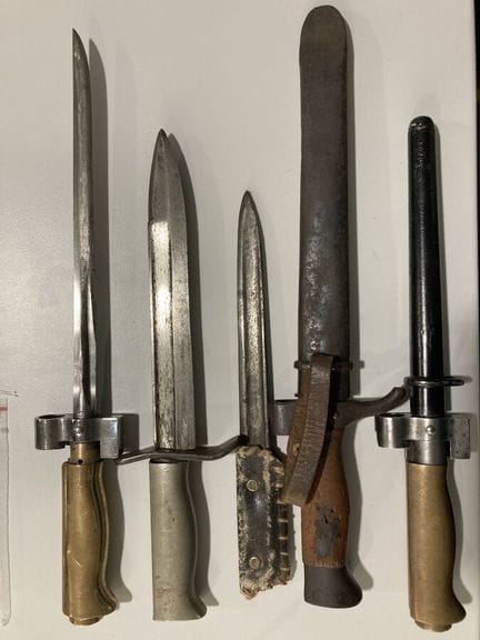 FRANCE. Baïonnettes modifiées en couteaux de comba