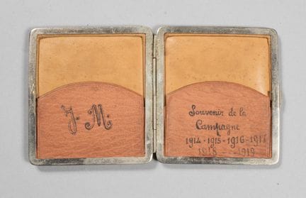 Un petit porte document en cuir couleur fauve, cer