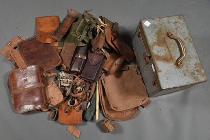Militaria, gibernes, et pièces de cuirs militaires