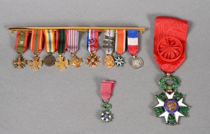 FRANCE. Barrette de réductions de 9 décorations et