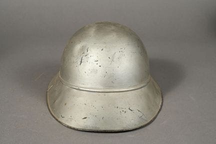 Casque de pompier, en tôle légère de fabrication a