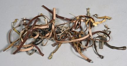 FRANCE. Jugulaires cuir et divers pour casques et 