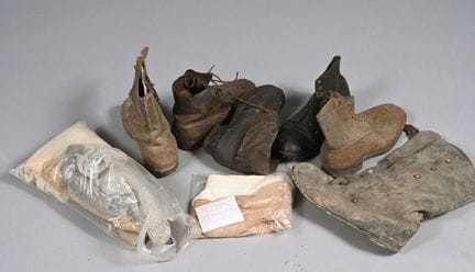FRANCIA. ESTERO. Coppia di zoccoli con suola di le