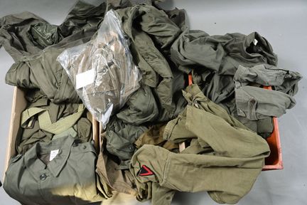 SURPLUS. FRANCE. ETRANGER. Treillis, parkas, ponch