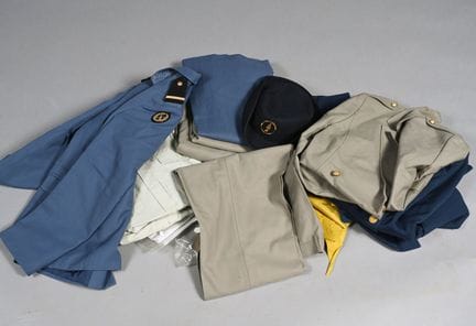 FRANCE. Pièces d'uniformes militaires féminins, an