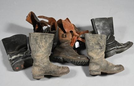 FRANCE. ETRANGER. Bottes (2 paires), 2 paires de r