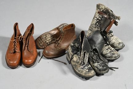 FRANCE. ETRANGER. Brodequins militaires (2 paires)