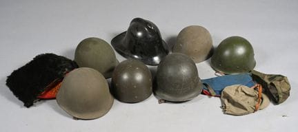 Deux casques lourd et quatre sous casques, un casq