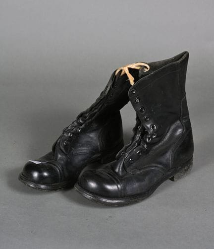 Lotto composto da: 
Paia di scarpe militari "SLIPK