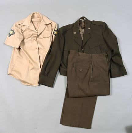 USA. Pièces d'uniformes modernes diverses, le lot.