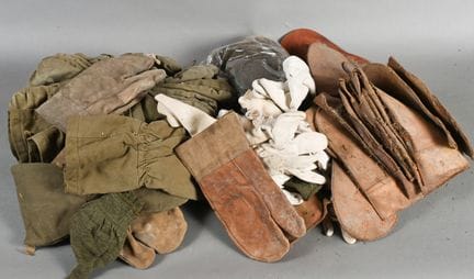 FRANCE. ETRANGER. Gants militaires, états divers, 