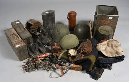 Lot de militaria divers dont casques modernes, boî