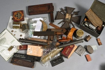 FRANCE. Divers petits objets civils et militaires 