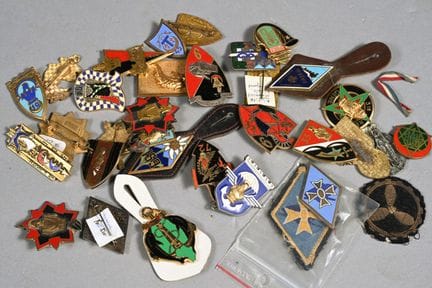 FRANCE. Insignes militaires métalliques, le lot.