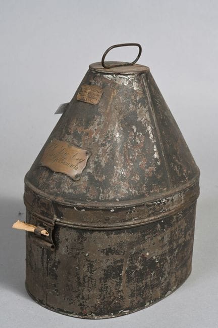 Boîte en fer pour casque de la garde royale anglai