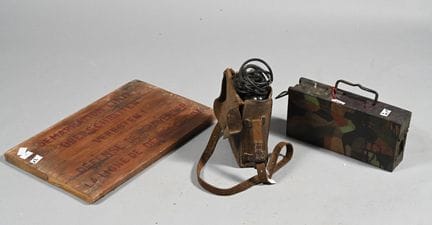 MILITARIA. Boîte à munitions, poste de radio, pann