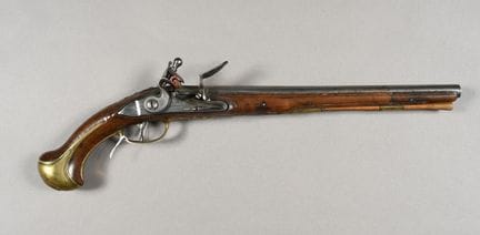FRANCE. Pistolet d'arçon à silex, platine signée «