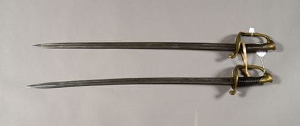 FRANCE. Sabres 1845 d'officier subalterne, restes 