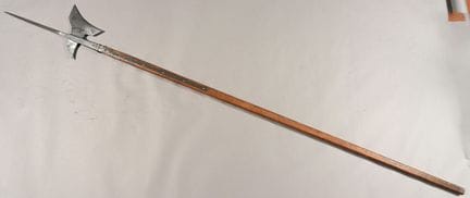 HALLEBARDE. Long estoc à croc poinçonné d'un écu (