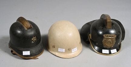 Deux casques de pompiers allemands. 1ère moitié du