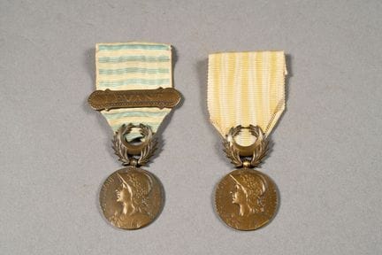 FRANCE. Médaille des Dardanelles (1) et une Levant