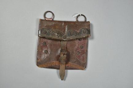 Sacoche/porte carte, en cuir cadrillé et cloutés, 