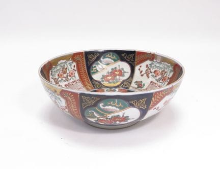 Copa con pie, de porcelana con decoración de estil