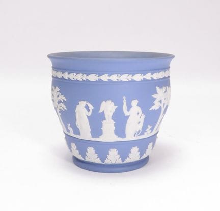 WEDGWOOD, Inglaterra. Jarrón o pequeña maceta de p