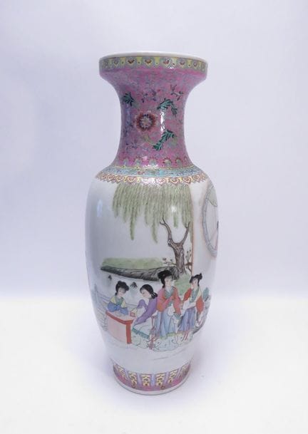 Importante jarrón de porcelana con decoración en r