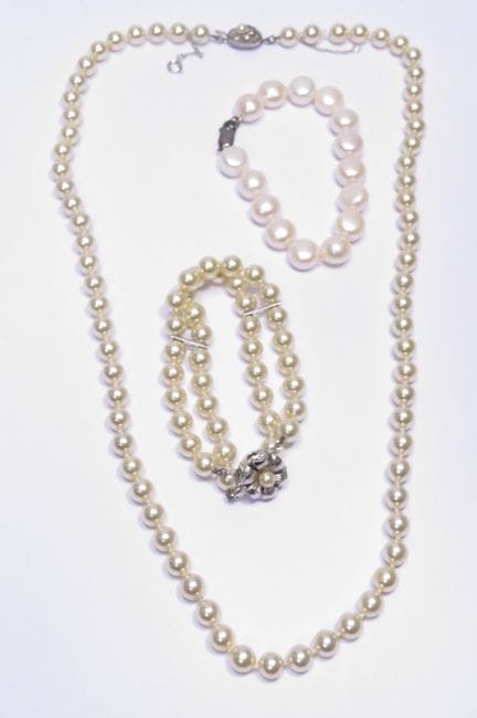 Lote de dos pulseras y un collar de perlas de fant