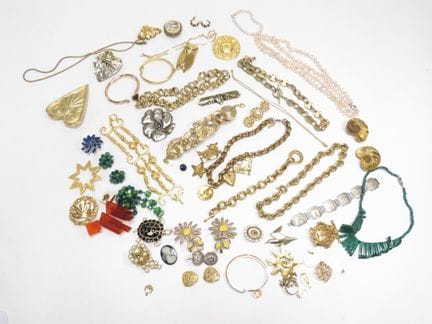 Buen lote de bisutería variada de estilo «vintage»